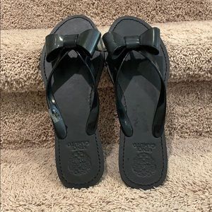 Vince Camuto black women’s bow flip flops